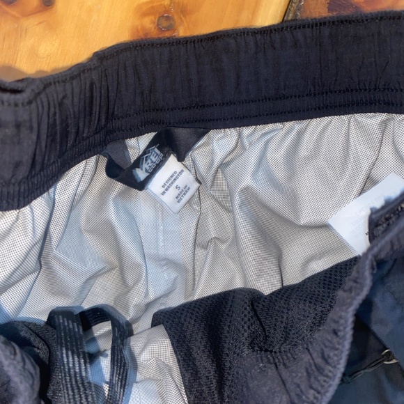 Women’s REI rain pants - Picture 2 of 2
